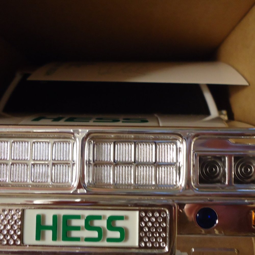 HESS 2004 Sport Utility Vehicle With Motorcycles - Picture 8 of 11